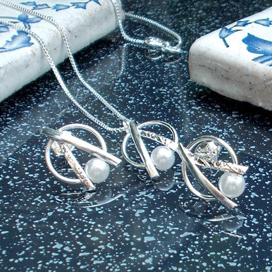 Silver Plated Set of Earrings, Pendant and Chain with Pearl Effect and Rhodium